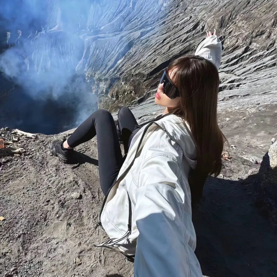 她的微笑像颗糖